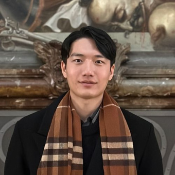 Photo of Geondo Kim in a scarf