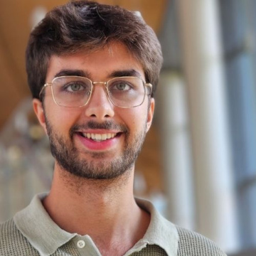 Student Sina Shaikh in a polo shirt